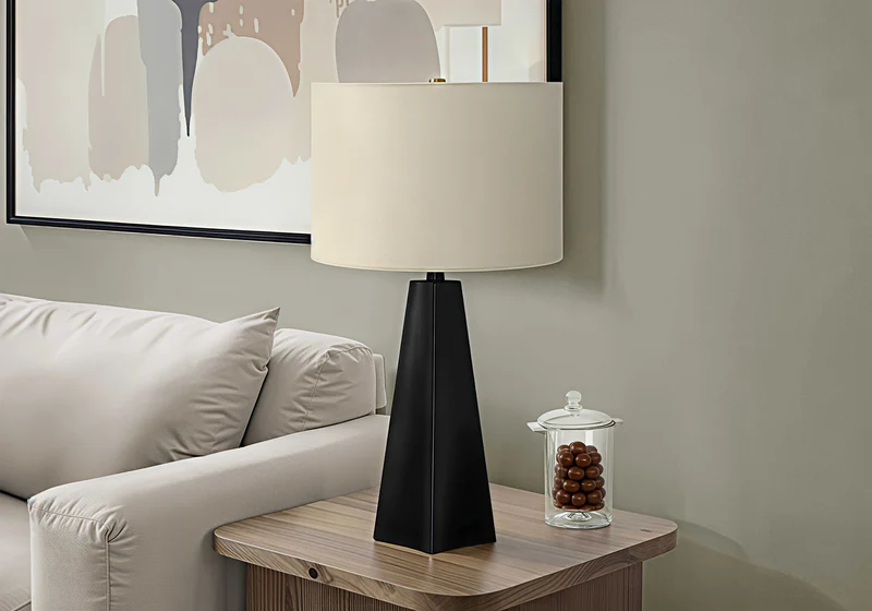 NERO APEX™ – MODERN TRIANGULAR TABLE LAMP – I 9726