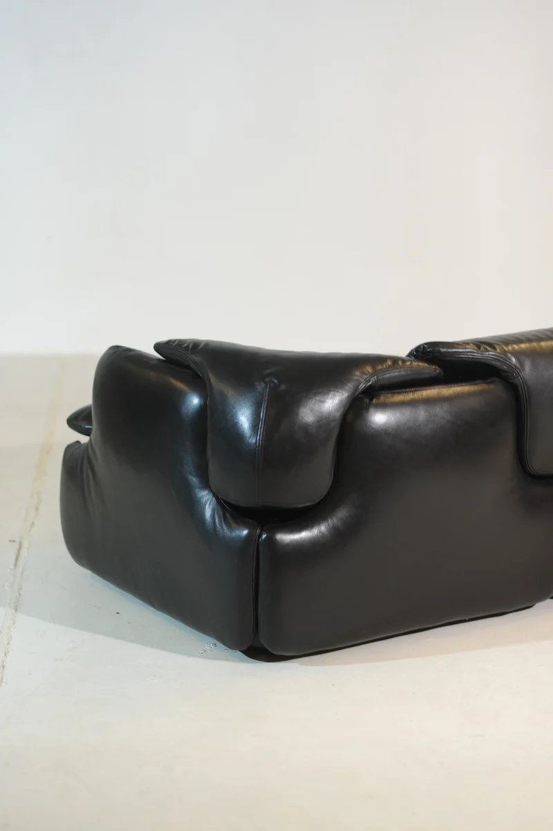 Alberto Rosselli for Saporiti Bold Sculptural “Confidential” Sofa, Italy 1970