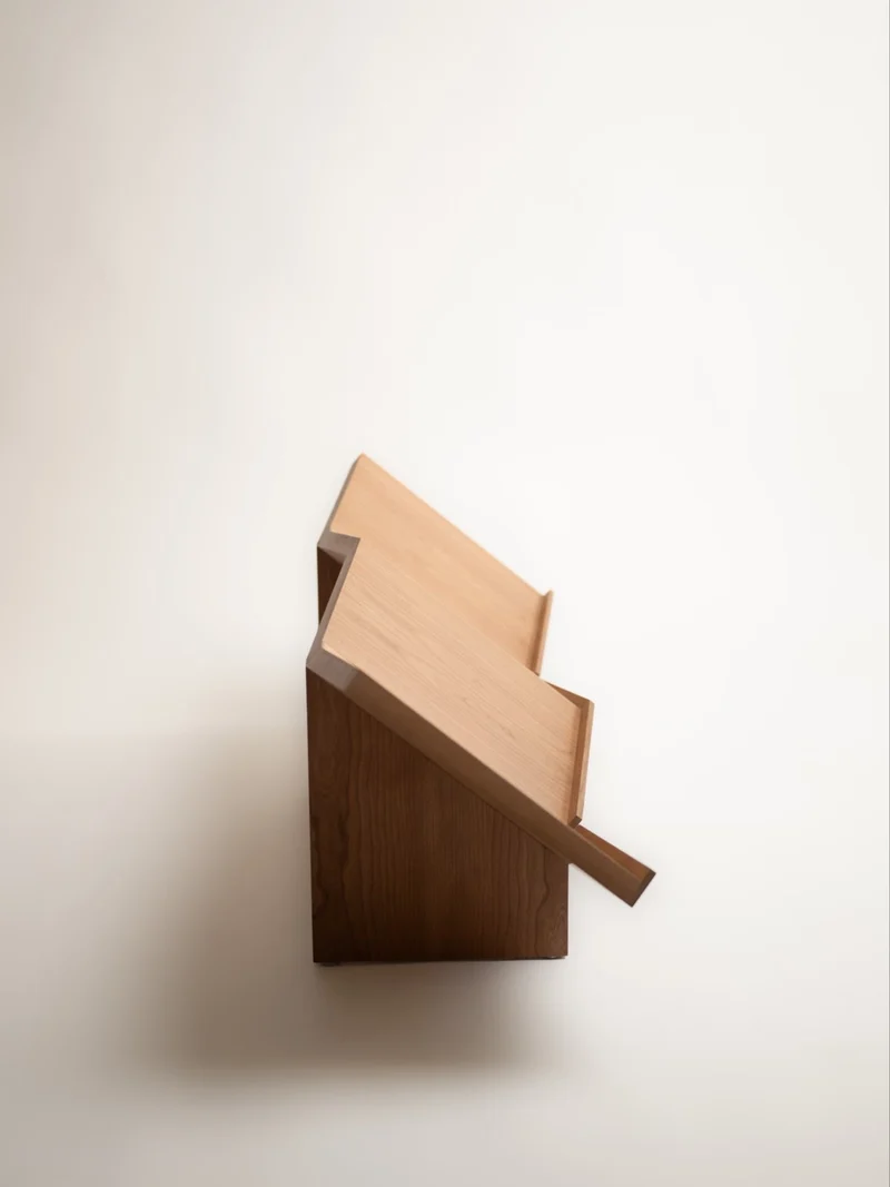 The Widescreen Bookstand