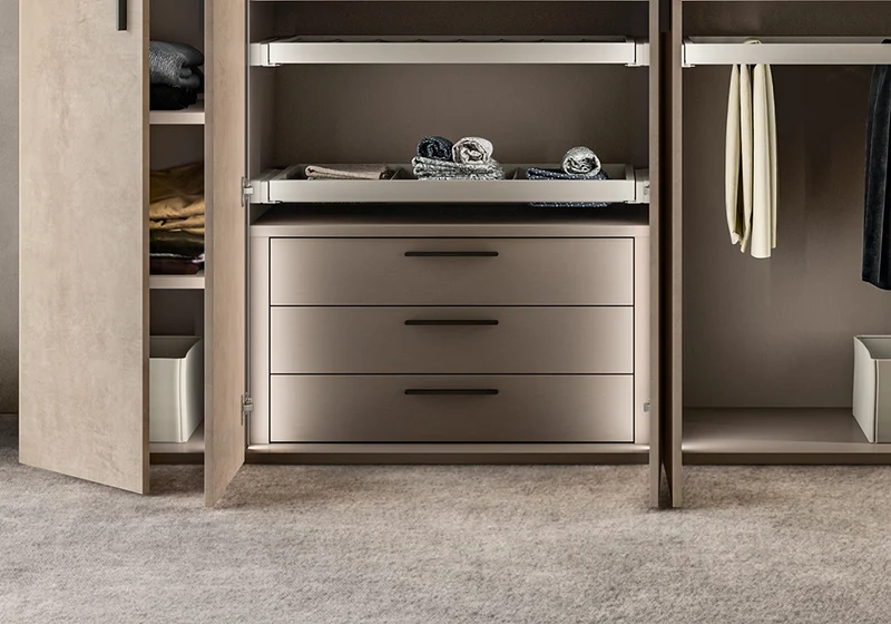 Armoire 5 portes noyer laqué – Eva