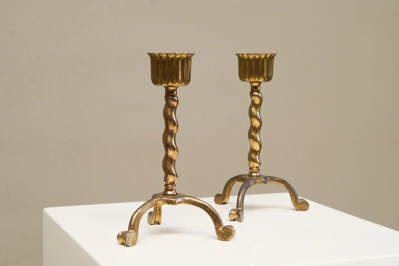 Vintage Mid-Century Pair of Tripod Table Lamps in Patinated Sand Cast Brass with Raffia Shades