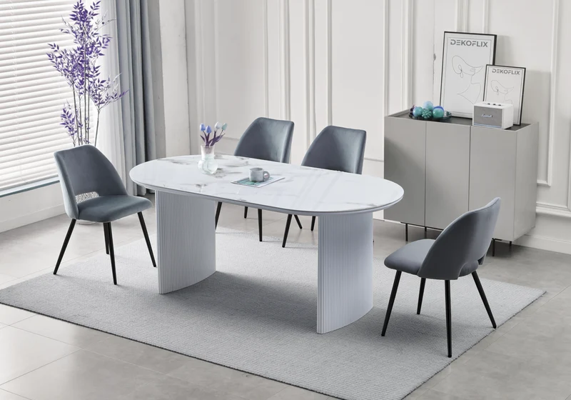 Ensemble table marbre beige et chaises noirs – Kara