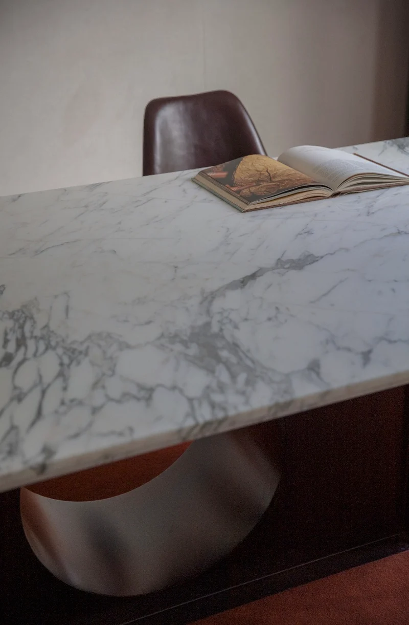 Túnel Table in Steel and Marble