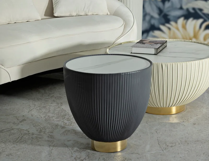 Table basse ronde noire avec base dorée – Style contemporain Elge avec plateau en marbre