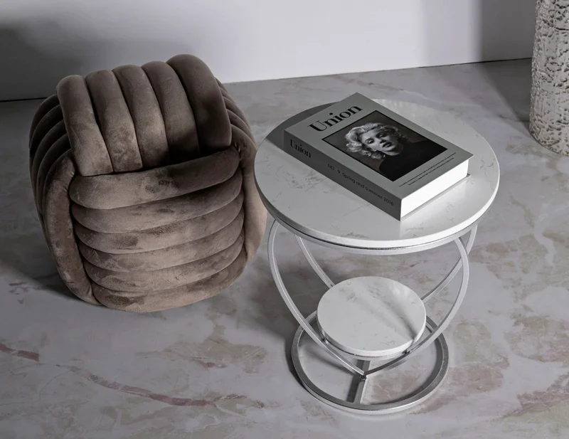 Table d'appoint en métal argenté avec piètement en forme de cœur et plateau en marbre – Heart Modern Accent