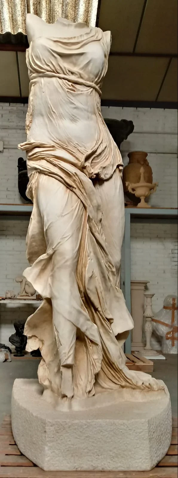 Statue Victoire de Samothrace (musée du Louvre) - grande sculpture en marbre blanc