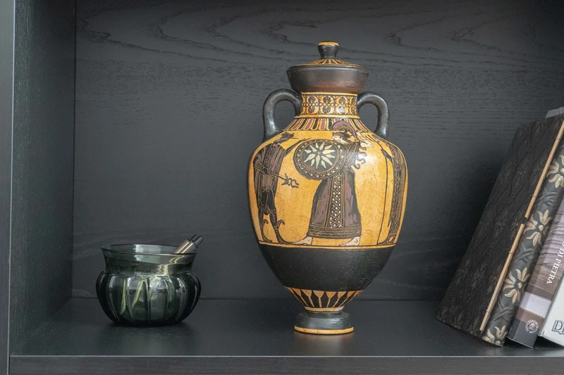 Urne Grecque à Figures Noires avec Scène Mythologique