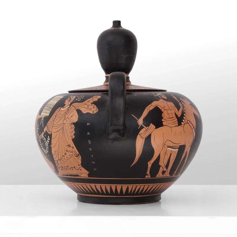 Vase avec des divinités de la mythologie grecque à figures rouges
