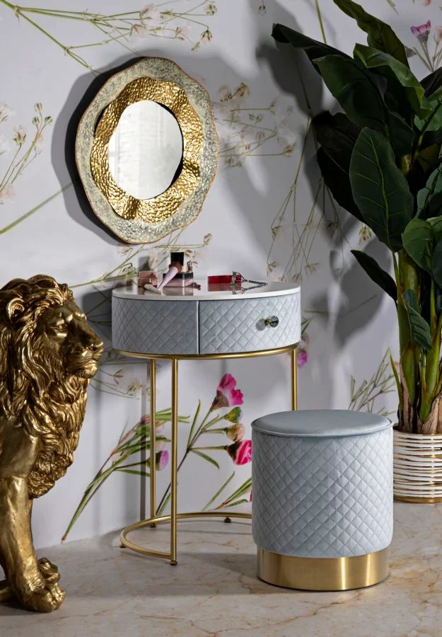 Table de chevet bleu clair avec pouf assorti et plateau en marbre – Coiffeuse Velit