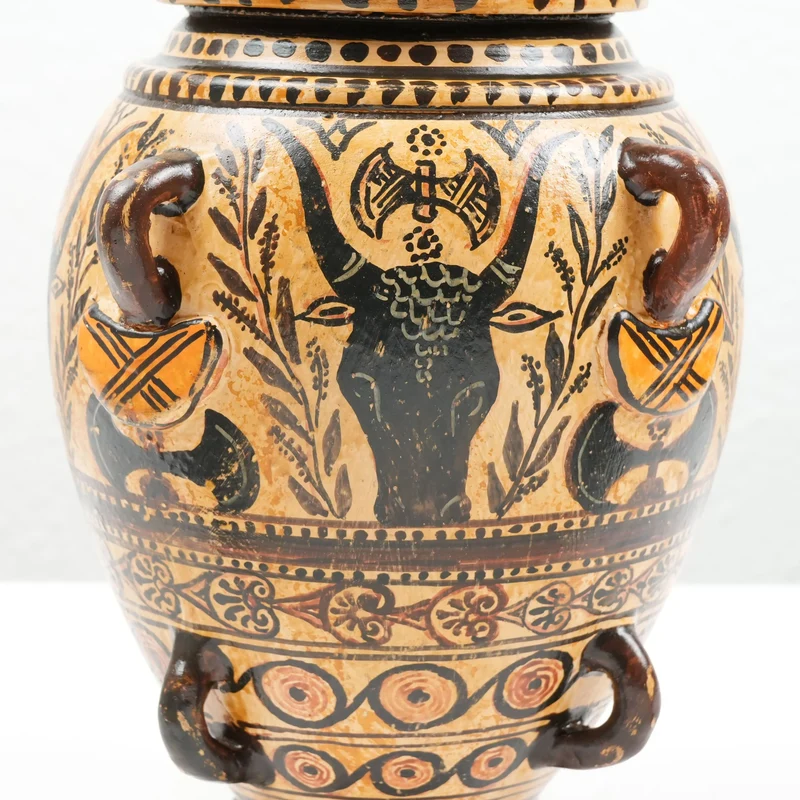 Vase Crétois Grec avec Hache de Taureau Minoen et Motif Feuillage