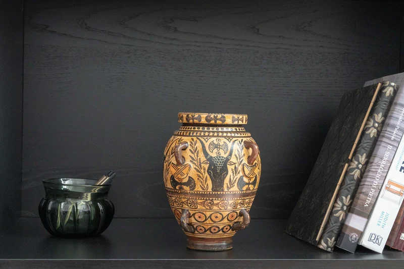 Vase Crétois Grec avec Hache de Taureau Minoen et Motif Feuillage