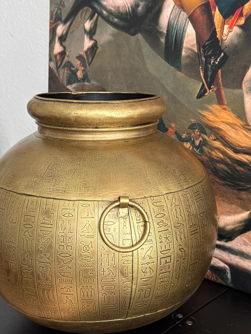 Vase égyptien avec hiéroglyphes (Métal)