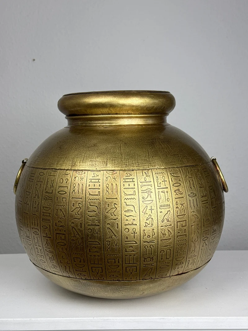Vase égyptien avec hiéroglyphes (Métal)
