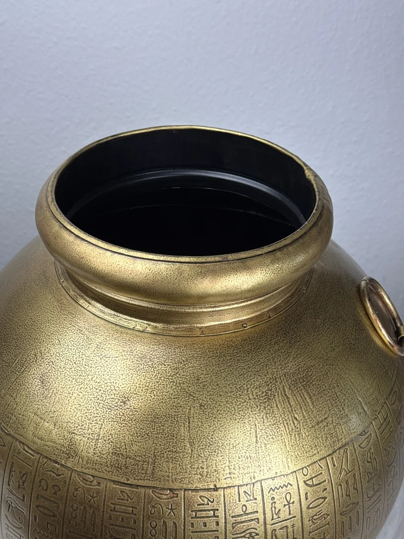 Vase égyptien avec hiéroglyphes (Métal)