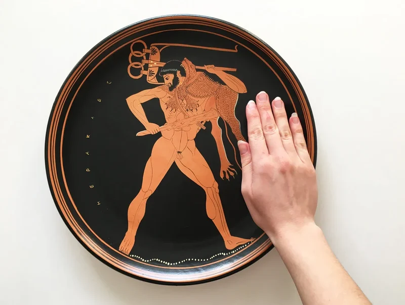 Assiette grecque avec Hercule à figures rouges