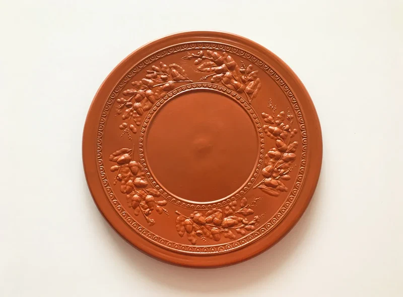 Assiette romaine ancienne avec relief des glands - céramique sigillée