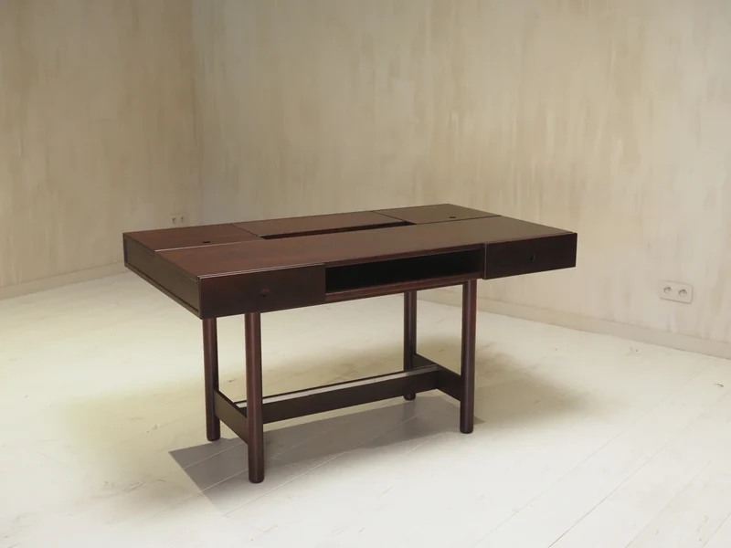 Italian Desk
