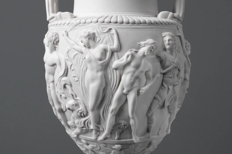 Vase Townley sur un Grand Piédestal Noir - sculpture en marbre