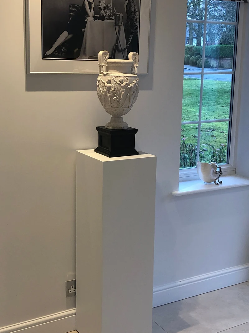 Vase Townley sur un Grand Piédestal Noir - sculpture en marbre