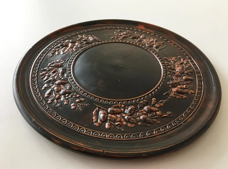 Assiette romaine avec relief des glands - céramique sigillée