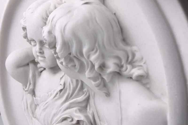 Bas-relief Deux enfants jouant - sculpture en marbre