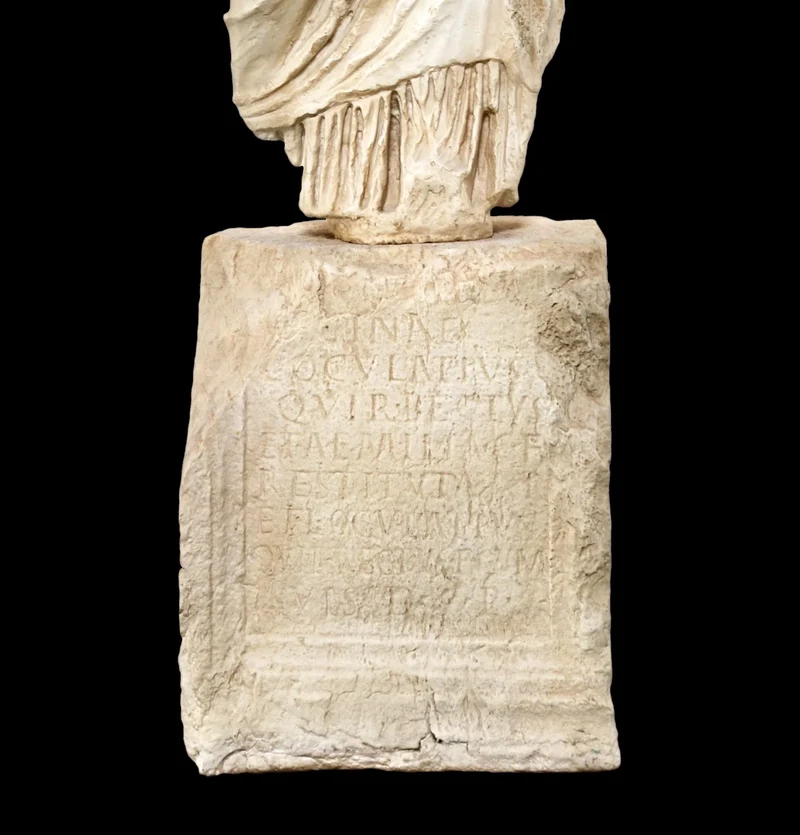 Torse - grande sculpture en marbre blanc