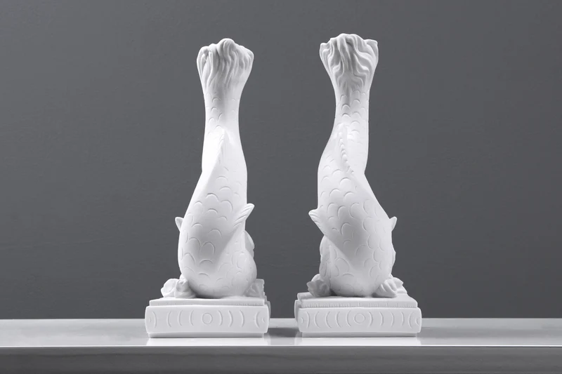 Bougeoir de dauphin classique en paire - sculpture en marbre