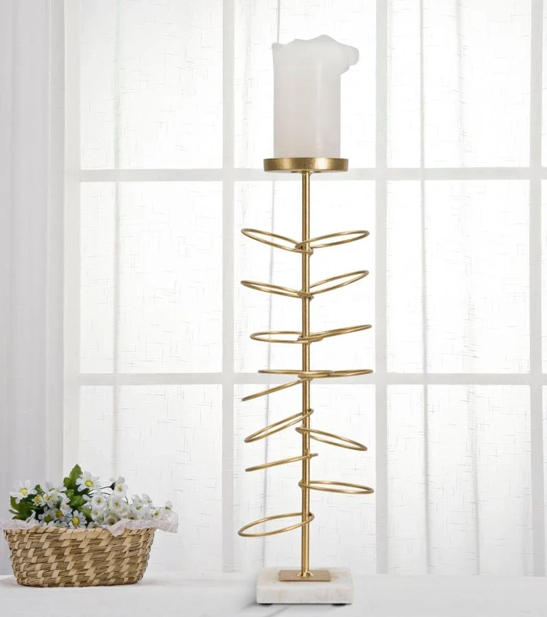 Bougeoir en métal doré avec base en marbre blanc