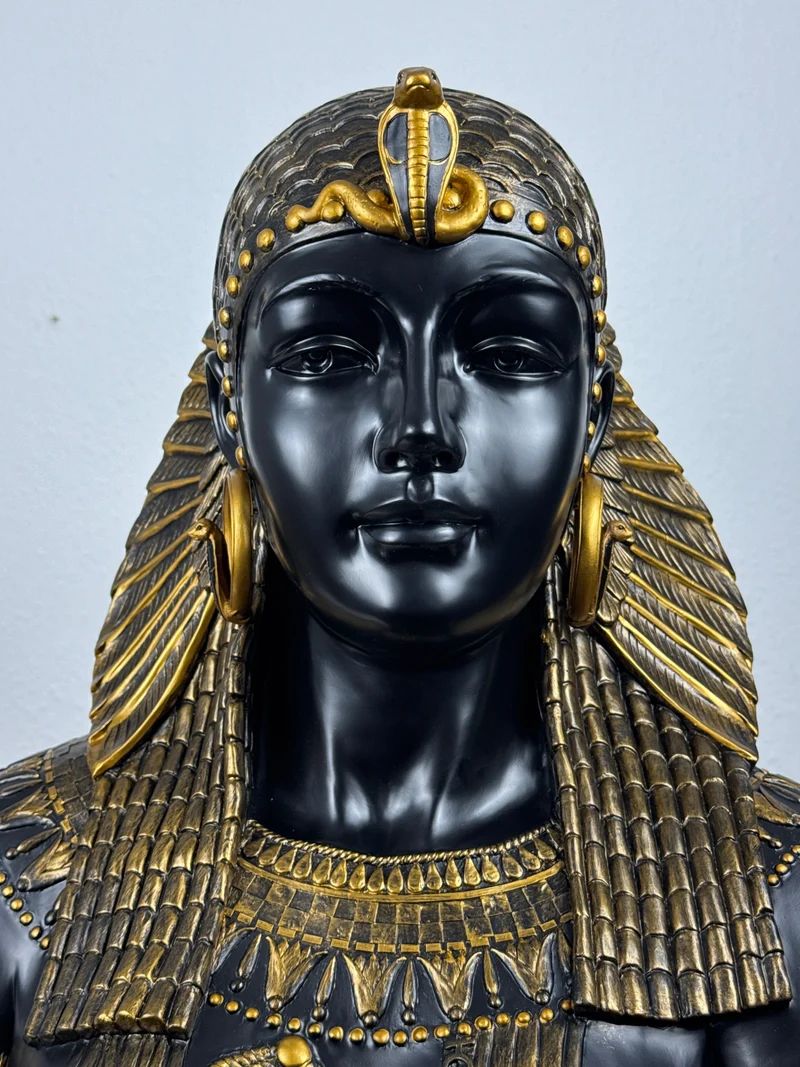 Cléopâtre, Reine d’Égypte (Buste noir et or)