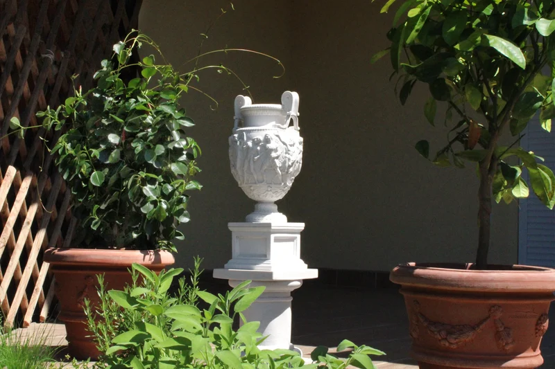 Colonne dorique (Piédestal de jardin)