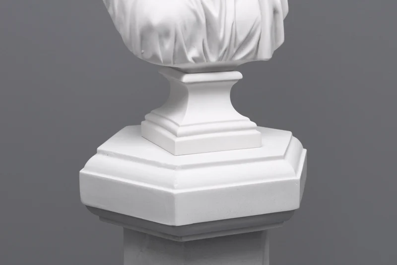 Colonne hexagonale blanche - sculpture en marbre