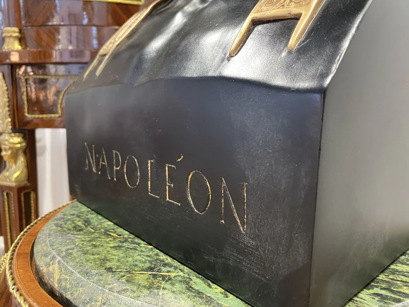 Buste Napoléon comme César (noir et doré) - sculpture en marbre