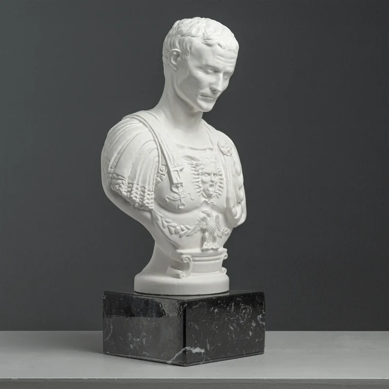 Buste de Jules César avec cuirasse – d’après Andrea Ferrucci (sur socle en marbre noir)