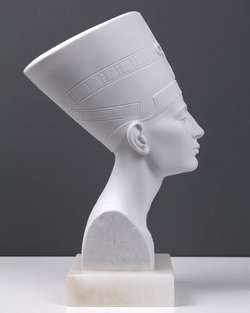 Buste de la reine Nefertiti - sculpture en marbre