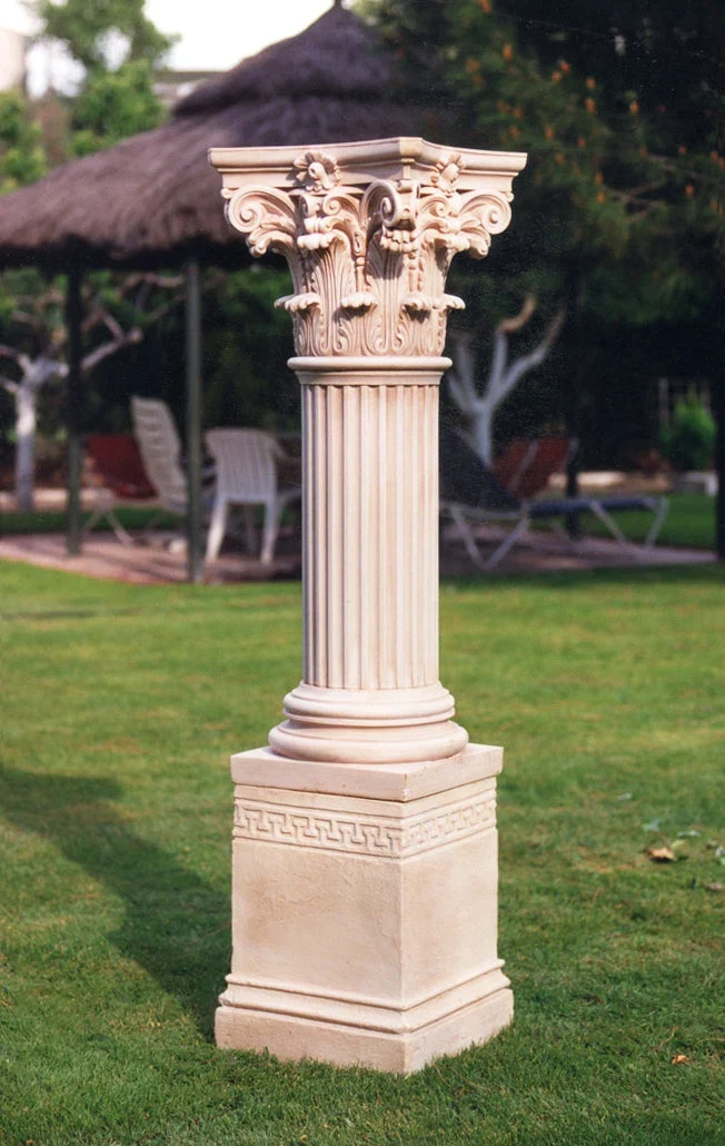 Chapiteau de colonne corinthienne - grande sculpture en marbre blanc