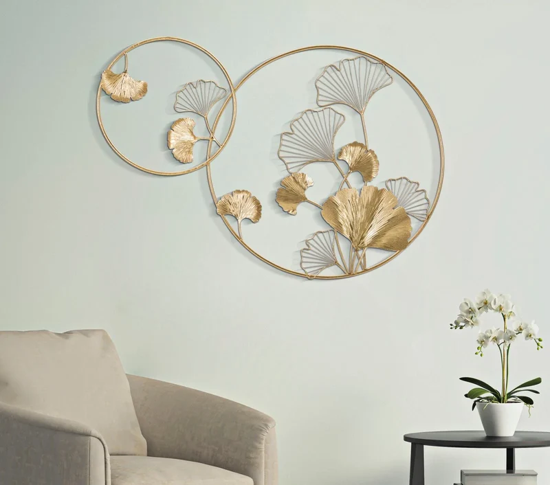 Décoration murale en fleurs dorées dans un cadre rond