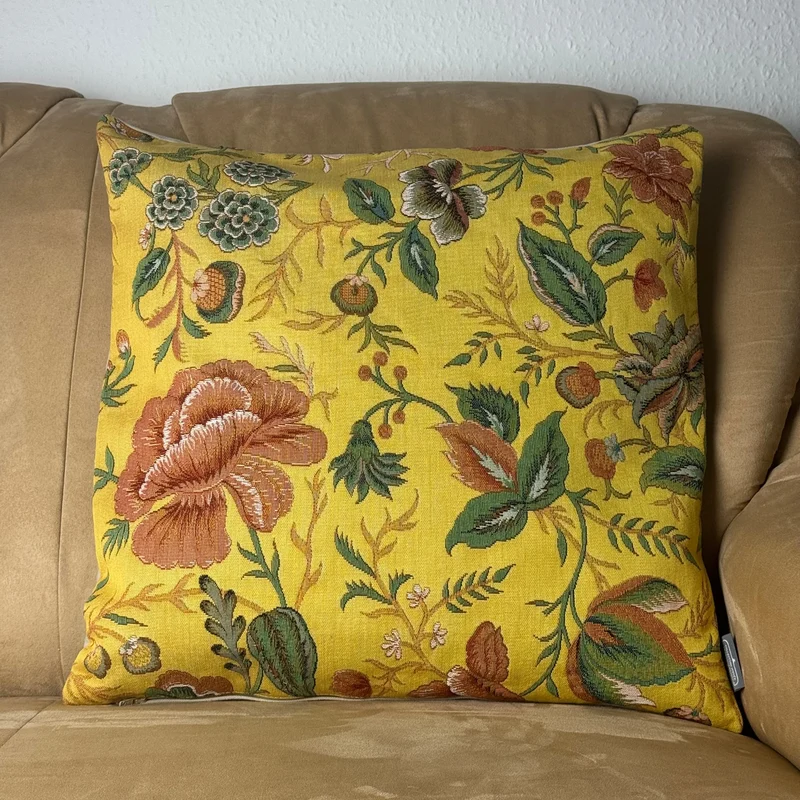 Coussin Jaune – Motif de Pivoines, Inspiration Toile de Jouy (Tissage Jacquard)