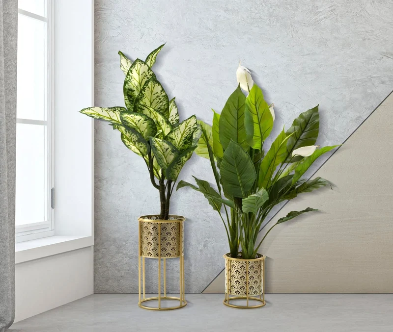 Pots de fleurs ronds en métal doré avec support