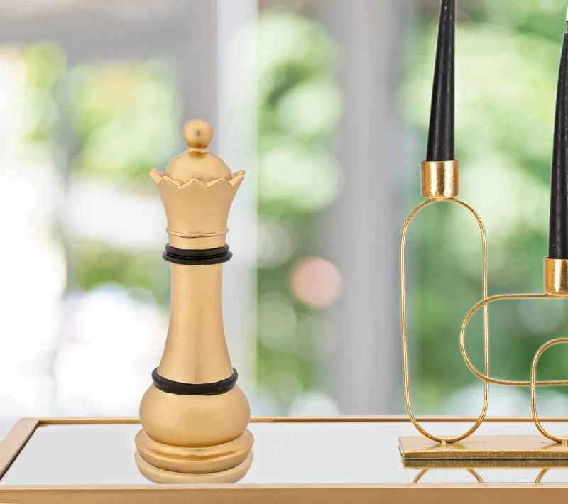 Sculpture d'une pièce d'échecs en forme de reine (dorée et noire)