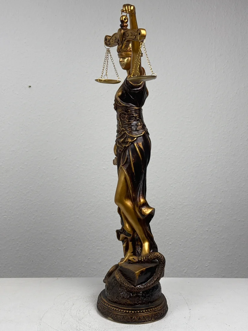 Sculpture de Dame Justice – Symbole de Loi et d’Équité (Grande, Laiton Patiné Noir)
