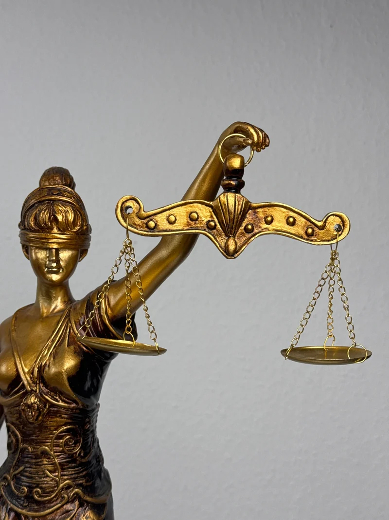 Sculpture de Dame Justice – Symbole de Loi et d’Équité (Grande, Laiton Patiné Noir)