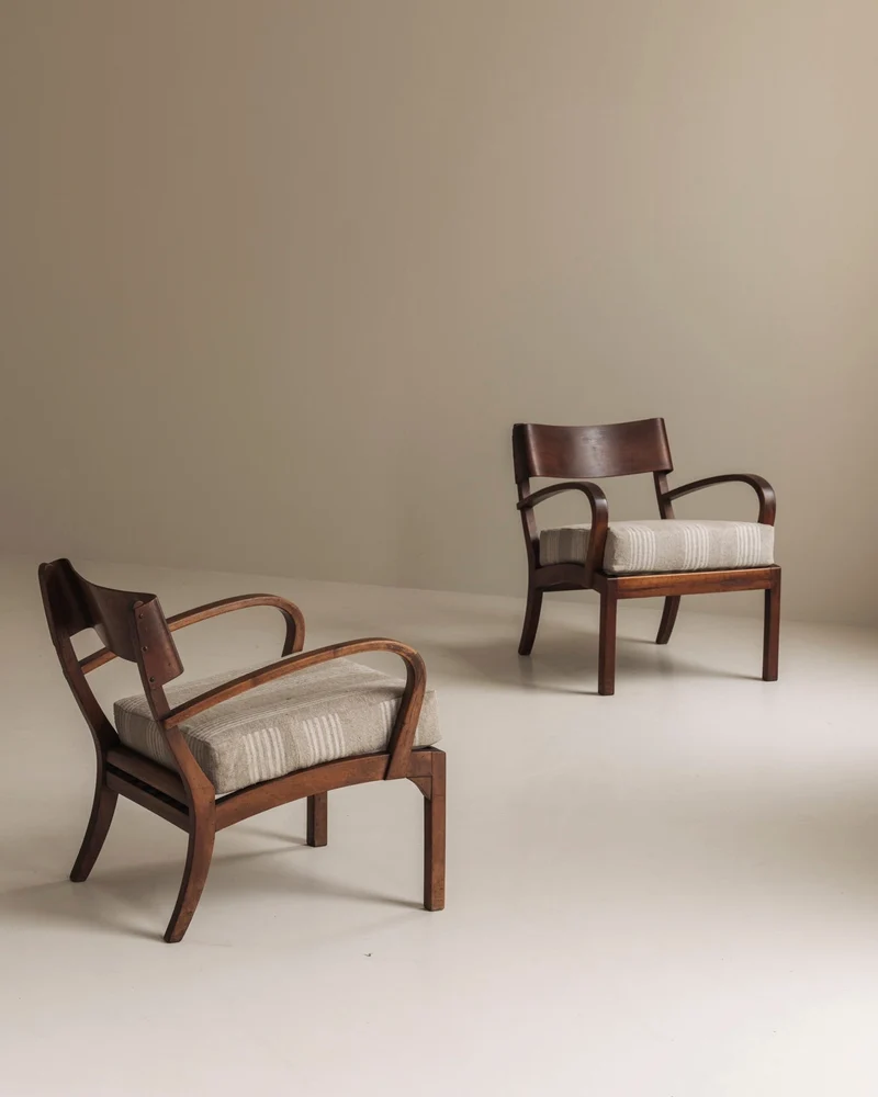 Sculptural pair of Italian easy chairs in walnut from the 1950s.