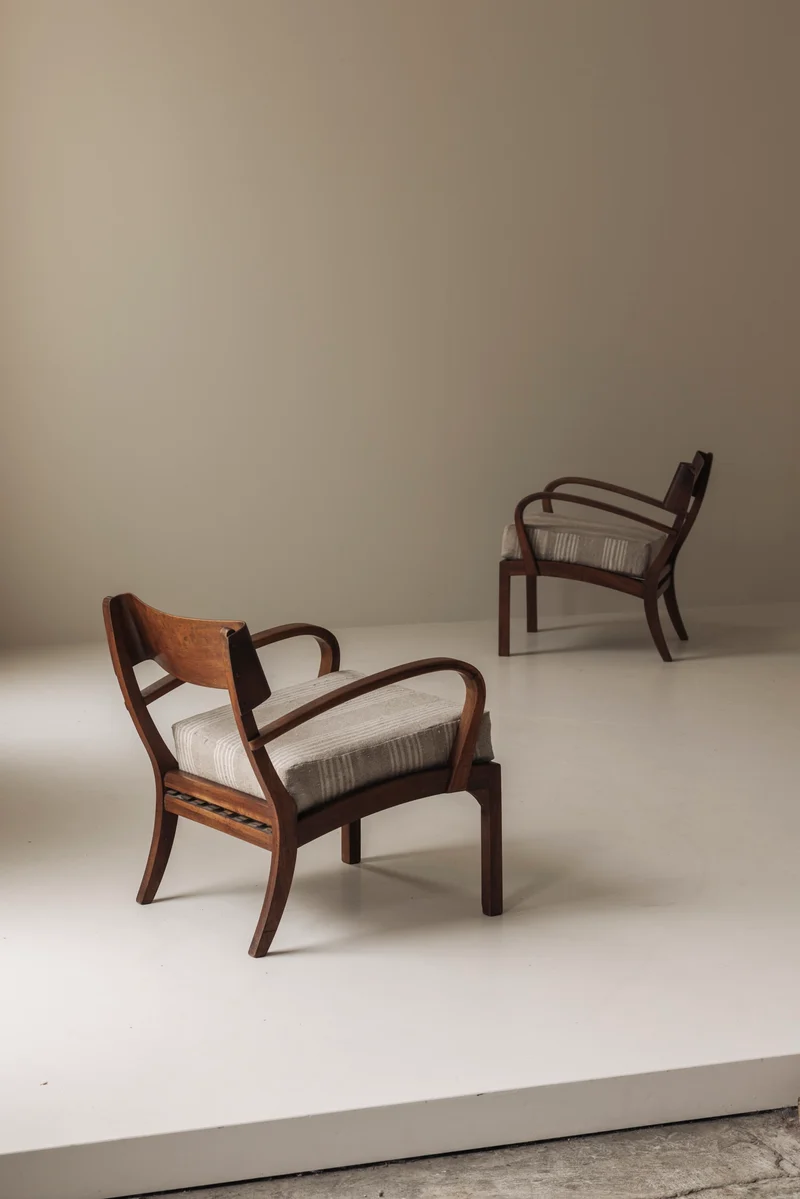 Sculptural pair of Italian easy chairs in walnut from the 1950s.