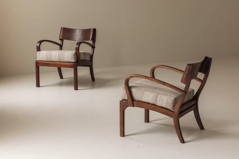 Sculptural pair of Italian easy chairs in walnut from the 1950s.