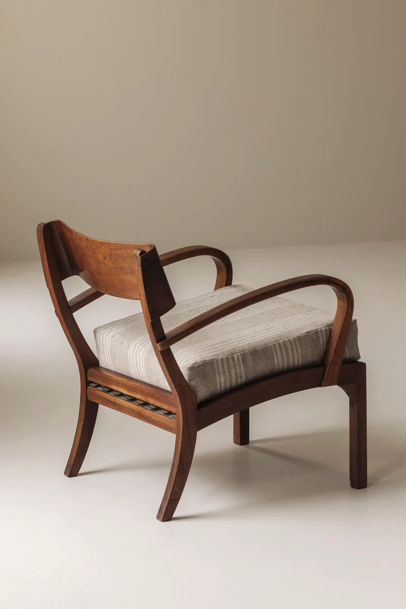 Sculptural pair of Italian easy chairs in walnut from the 1950s.