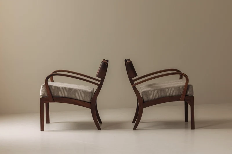 Sculptural pair of Italian easy chairs in walnut from the 1950s.