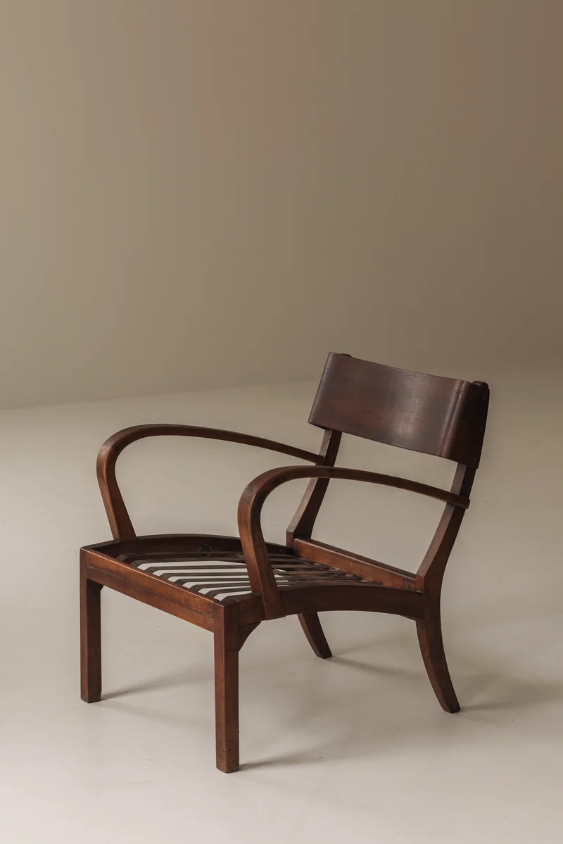 Sculptural pair of Italian easy chairs in walnut from the 1950s.