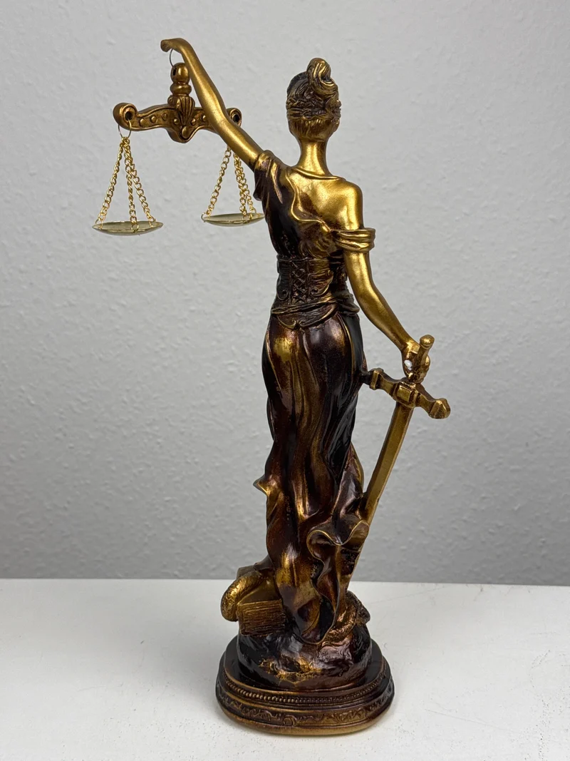 Sculpture de Dame Justice – Symbole de Loi et d’Équité (Laiton Patiné Noir)