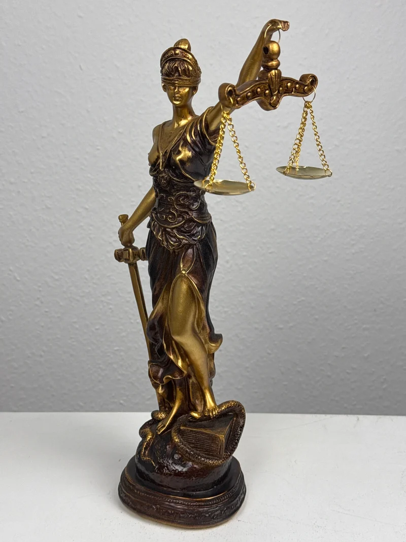 Sculpture de Dame Justice – Symbole de Loi et d’Équité (Laiton Patiné Noir)