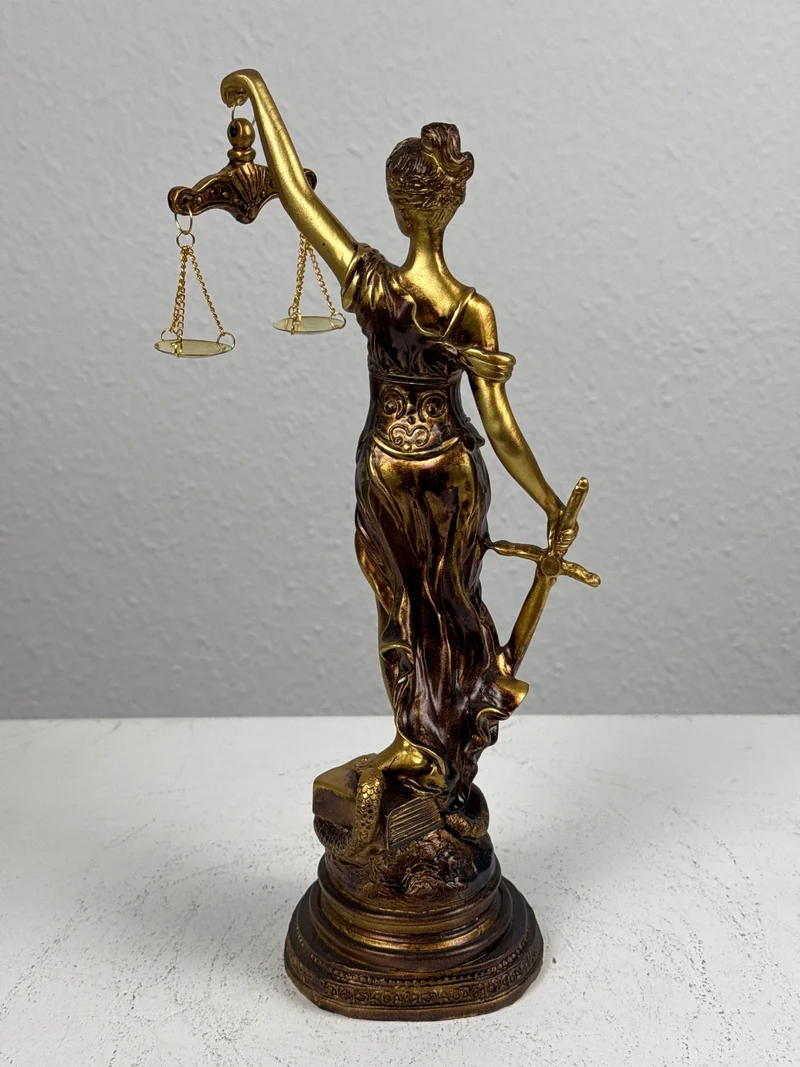 Sculpture de Dame Justice – Symbole de Loi et d’Équité (Petite, Laiton Patiné Noir)